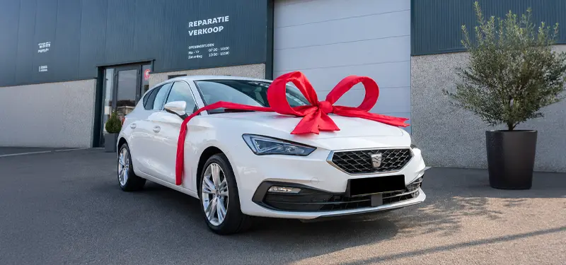 Auto met strik bij Van Gedik Automotive & Service